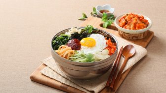 Sengaja Pasang Spanduk Begini saat Jualan Makanan Korea, Publik: Habis Jajan Bonyok