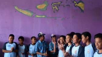 Sejumlah siswa bermain di dalam kelas SMP Negeri 1 Wamena, Kabupaten Jayawijaya, Papua, Rabu (9/10). [ANTARA FOTO/M Risyal Hidayat]