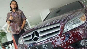 Wow, Mobil Mercedez milik Gitaris Padi ini bermotif Batik loh..