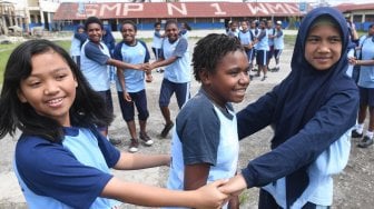 Sejumlah siswa bermain di SMP Negeri 1 Wamena, Kabupaten Jayawijaya, Papua, Rabu (9/10). [ANTARA FOTO/M Risyal Hidayat]