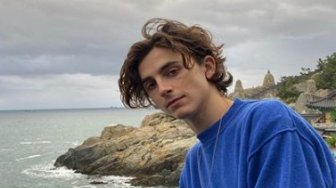 Jadi Raja Karpet Merah, Timothee Chalamet Pakai Hodie Berhias Swarovski