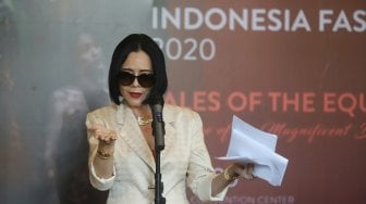 Ketua Umum Asosiasi Perancang dan Pengusaha Mode Indonesia (APPMI) dan Presiden Indonesia Fashion Week (IFW) Poppy Dharsono memberikan sambutan saat Soft Launching IFW 2020 di Jakarta, Rabu (9/10). [Suara.com/Arya Manggala]
