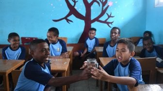 Sejumlah siswa bermain di dalam kelas SMP Negeri 1 Wamena, Kabupaten Jayawijaya, Papua, Rabu (9/10). [ANTARA FOTO/M Risyal Hidayat]