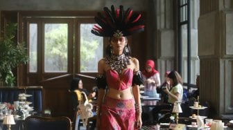 Model memperagakan busana Kalimantan saat Soft Launching IFW 2020 di Jakarta, Rabu (9/10). [Suara.com/Arya Manggala]