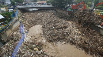 Penampakan 80 Ton Sampah Kiriman di Pintu Air Manggarai