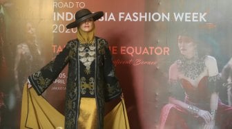 Model memperagakan busana Kalimantan saat Soft Launching IFW 2020 di Jakarta, Rabu (9/10). [Suara.com/Arya Manggala]