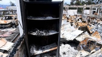 Suasana ruang kantor yang hangus terbakar di Kantor Bupati Jayawijaya, Wamena, Papua, Rabu (9/10). [ANTARA FOTO/M Risyal Hidayat]