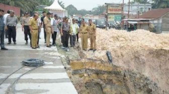 Gubernur Syamsuar Minta Segera Perbaiki Bahu Jalan Amblas Kandis-Duri