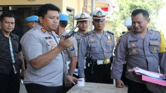 Jelang Pilkades Serentak Polres Sampang, Periksa Senpi Anggota