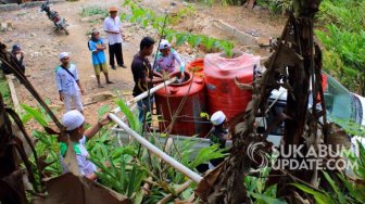 Masih Kesulitan Air Bersih, Warga Ciwalat Pabuaran Sedot Sungai Cikaso