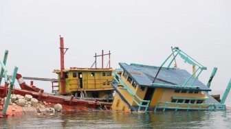 Menteri Susi Pimpin Penenggelaman 19 Kapal Ikan Asing Ilegal di Natuna