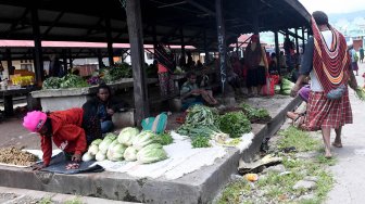 Sejumlah pedagang berjualan di Pasar Tradisional Tolikelek, Kota Wamena, Kabupaten Jayawijaya, Papua, Kamis (10/10). [ANTARA FOTO/M Risyal Hidayat]