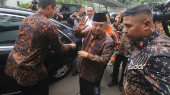 Wakil Presiden Jusuf Kalla bersiap menjenguk Menkopolhukam Wiranto di RSPAD Gatot Soebroto, Jakarta, Kamis (10/10). [Suara.com/Arya Manggala]