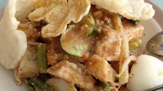 Romantisnya Bikin Iri, Penjual Gado-gado Terbiasa Lakukan Ini Agar Ingat Istri