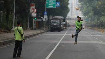 Ditutup Ada Demo, Petugas Dinas Kehutanan Main Bola di Jalan