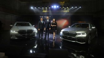 President Director BMW Group Indonesia Ramesh Divyanathan (tengah), Director of Communications BMW Group Indonesia Jodie O'tania (kanan), dan Vice President of Sales BMW Indonesia Bayu Riyanto (kiri) berfoto dengan mobil The New BMW 730Li Opulence dan The New BMW 730Li M Sport saat peluncuran di Jakarta, Kamis (10/10).  [Suara.com/Arya Manggala]
