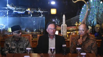 Mantan Wakil Perdana Menteri Malaysia Datuk Seri Anwar Ibrahim (tengah) didampingi kedua putra mendiang Presiden ke-3 RI BJ Habibie, Ilham Akbar Habibie (kanan) dan Thareq Kemal Habibie (kiri) memberikan keterangan pers usai bertakziah untuk almarhum di Patra Kuningan, Jakarta, Rabu (9/10). [ANTARA FOTO/Indrianto Eko Suwarso]
