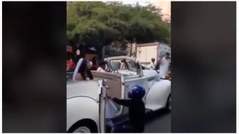 Bikin Baper, Pria Ini Hadang Mobil Mantan Pacar yang Akan Menikah
