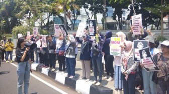 Ibu-ibu Aksi Kecam Kekerasan Aparat terhadap Mahasiswa dan Pelajar