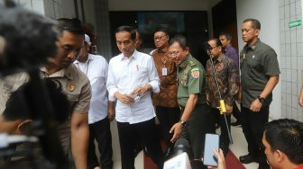 Presiden Joko Widodo usai menjenguk Menkopolhukam Wiranto di RSPAD Gatot Soebroto, Jakarta, Kamis (10/10).  [Suara.com/Arya Manggala]
