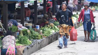 Sejumlah pedagang berjualan di Pasar Tradisional Tolikelek, Kota Wamena, Kabupaten Jayawijaya, Papua, Kamis (10/10). [ANTARA FOTO/M Risyal Hidayat]
