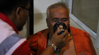 Tim medis memberikan pertolongan oksigen kepada korban kebakaran di kawasan Cawang Atas, Jakarta Timur, Rabu (9/10). [Suara.com/Angga Budhiyanto] 