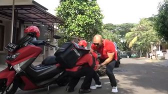 Usil, Deddy Corbuzier Kerjai Kurir Antar Barang Sampai Nangis Sesenggukan