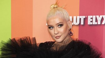 Penyanyi Christina Aguilera berpose saat tiba menghadiri 10th amfAR Gala di Los Angeles, California, Amerika Serikat, Jumat (11/10). [AFP Photo/Nick Agro]
