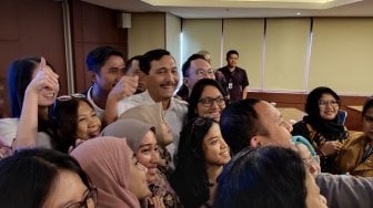 Ada Kabar Luhut Lari ke Cina saat Demo Besar UU Cipta Kerja, Benarkah?