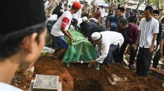 Keluarga dan kerabat menghadiri prosesi pemakaman korban demo ricuh Akbar Alamsyah di Taman Pemakaman Umum (TPU) kawasan Cipulir, Kebayoran Lama, Jakarta, Jumat (11/10). [ANTARA FOTO/Galih Pradipta]