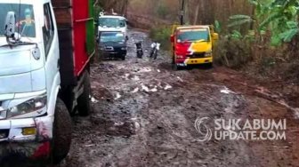 Viral Jalan Pabuaran Sukabumi Rusak dan Berlumpur