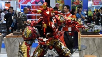 Pengunjung mengamati patung replika karakter-karakter film pada Indonesia Comic Con 2019 di Jakarta Convention Center (JCC), Senayan, Jakarta, Sabtu (12/10). [ANTARA FOTO/Aditya Pradana Putra]
