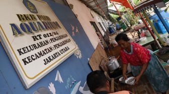 Warga beraktifitas di kawasan Kampung Akuarium, Penjaringan, Jakarta Utara, Sabtu (12/10). [Suara.com/Angga Budhiyanto]
