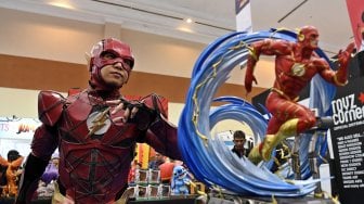 Pengunjung berkostum karakter The Flash pada Indonesia Comic Con 2019 di Jakarta Convention Center (JCC), Senayan, Jakarta, Sabtu (12/10). [ANTARA FOTO/Aditya Pradana Putra]
