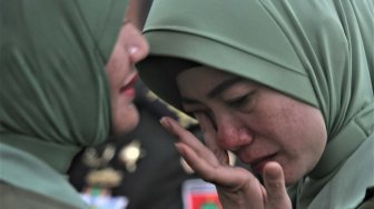 Tangis Istri Dandim 1417 Kendari Saat Suami Resmi Dicopot dari Jabatannya