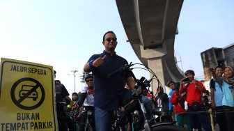 Gubernur DKI Jakarta, Anies Baswedan melakukan uji coba jalur sepeda fase 2 di Jalan RS Fatmawati, Jakarta Selatan, Sabtu (12/10). [Suara.com/Angga Budhiyanto]
