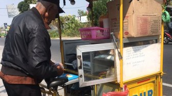 Simbah Penjual Burger Dinar Legendaris Jogja Terserempet Sepeda Motor, Banjir Doa Warganet