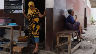 Warga beraktifitas di kawasan Kampung Akuarium, Penjaringan, Jakarta Utara, Sabtu (12/10). [Suara.com/Angga Budhiyanto]
