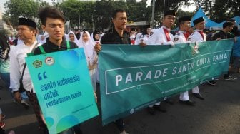 Ratusan santri dari berbagai pesantren mengikuti Parade Santri Cinta Damai saat Car Free Day, Jakarta, Minggu, (13/10). [Suara.com/Arya Manggala]