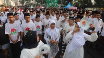 Ratusan santri dari berbagai pesantren mengikuti Parade Santri Cinta Damai saat Car Free Day, Jakarta, Minggu, (13/10). [Suara.com/Arya Manggala]