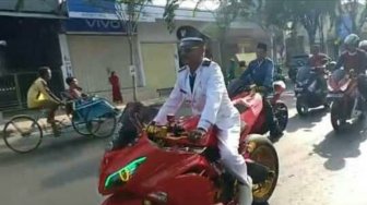 Kades Lemper Pamekasan Pakai Moge Saat Pelantikan