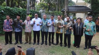 Mantan Calon Wakil Presiden Sandiaga Uno (tengah) berfoto bersama Pimpinan MPR, di Kediaman Sandiaga Uno, kawasan Kebayoran Baru, Jakarta, Senin (14/10). [Suara.com/Arya Manggala]