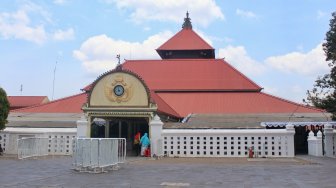 Gelar Tarawih Pertama, Masjid Gedhe Kauman Buat Sekat Antara Warga dan Jemaah Luar