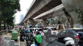 Trotoar Jakarta Bikin Sempit Jalan, Pengamat: Mobil Kan Bayar Pajak