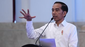 Presiden Joko Widodo memberi sambutan saat meresmikan pengoperasian Palapa Ring di Istana Negara, Jakarta, Senin (14/10). [ANTARA FOTO/Puspa Perwitasari]