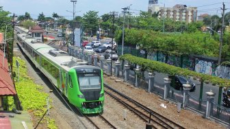 Ngakak! Pria Ini Minta Izin Pakai Stop Kontak di Kereta Buat Masak Nasi