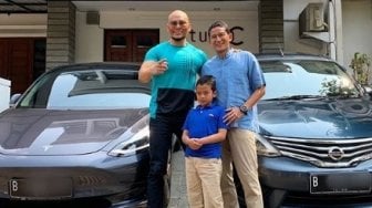 Foto Bareng, Sandiaga Uno Sindir Mobil Tesla Deddy Corbuzier