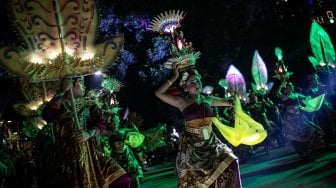 Sejumlah peserta mengikuti pawai budaya bertajuk Parade Digdaya Nusantara di Kompleks Gelora Bung Karno, Senayan, Jakarta, Minggu (13/10). [ANTARA FOTO/Aprillio Akbar]