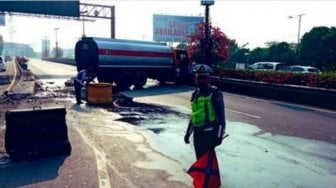 Truk Tangki Terguling di Tol, Lalu Lintas di Dekat Gerbang Tol Kapuk Padat