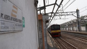 Suasana di Stasiun Buaran Lama, Jakarta Timur, Selasa (15/10). [Suara.com/Angga Budhiyanto]  
